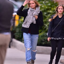 Cameron Diaz por Nueva York tapándose el dedo anular