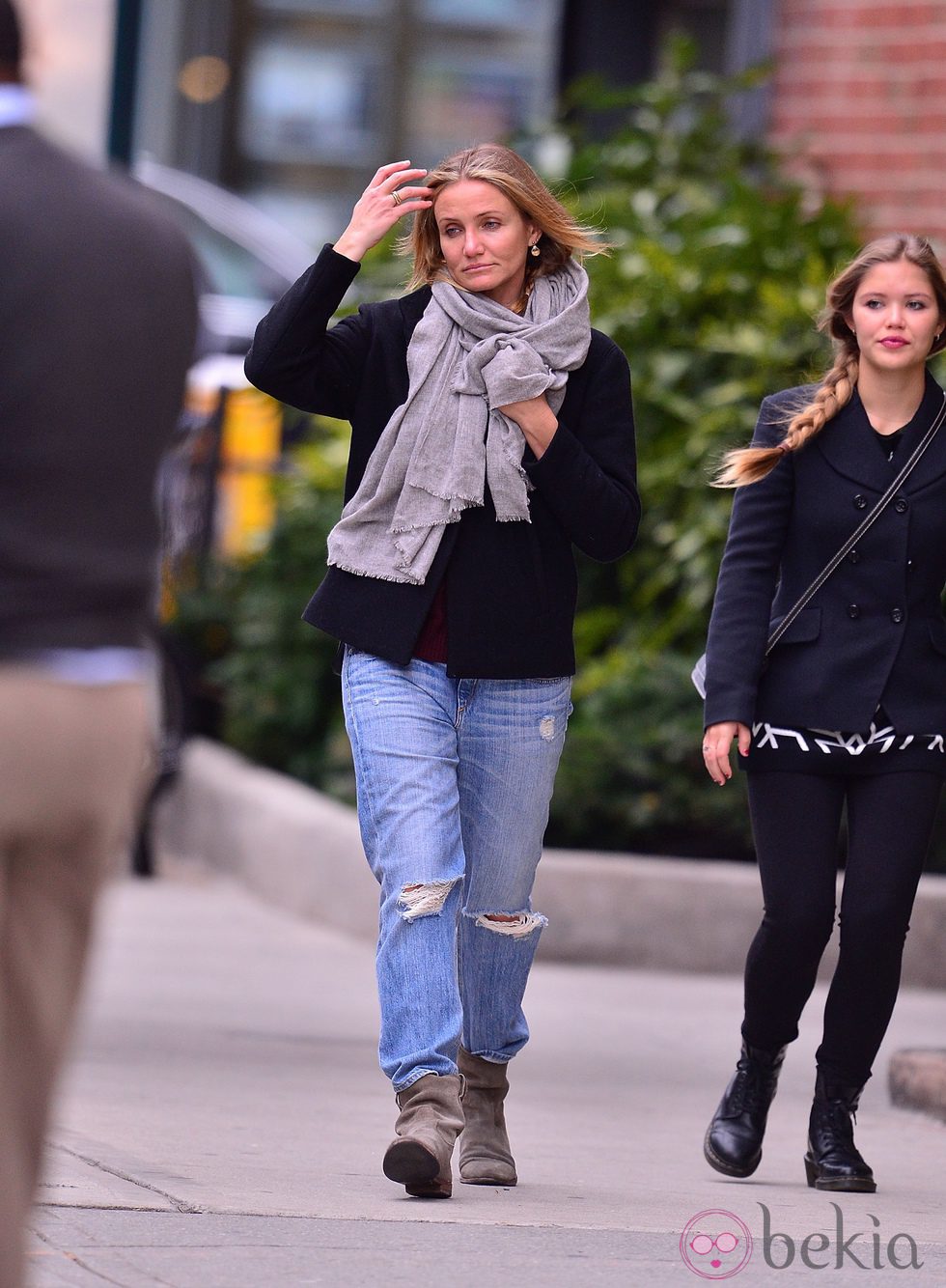 Cameron Diaz por Nueva York tapándose el dedo anular