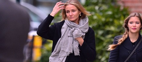 Cameron Diaz por Nueva York tapándose el dedo anular