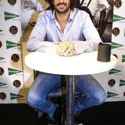 Melendi firma su disco 'Un alumno más' tras hacerse la permanente