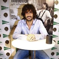 Melendi firma su disco 'Un alumno más' tras hacerse la permanente