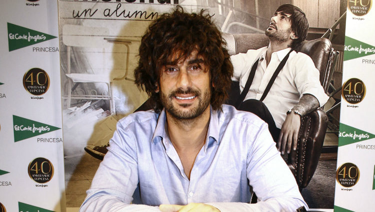 Melendi firma su disco 'Un alumno más' tras hacerse la permanente