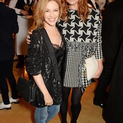 Stella McCartney con Kylie Minogue en el encendido de las luces de Navidad de su tienda de Londres