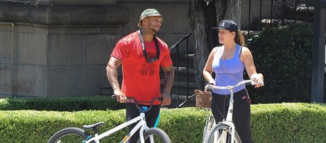 Kelly Brook y David McIntosh montando en bici por Los Angeles