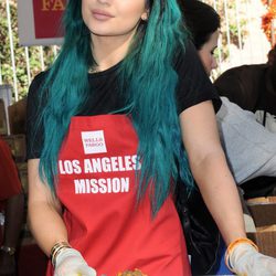 Kylie Jenner participa en una comida benéfica de Acción de Gracias