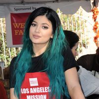 Kylie Jenner participa en una comida benéfica de Acción de Gracias