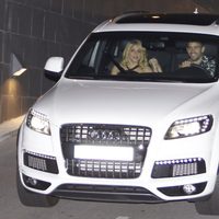 Shakira y Gerard Piqué en su  Audi Q7 