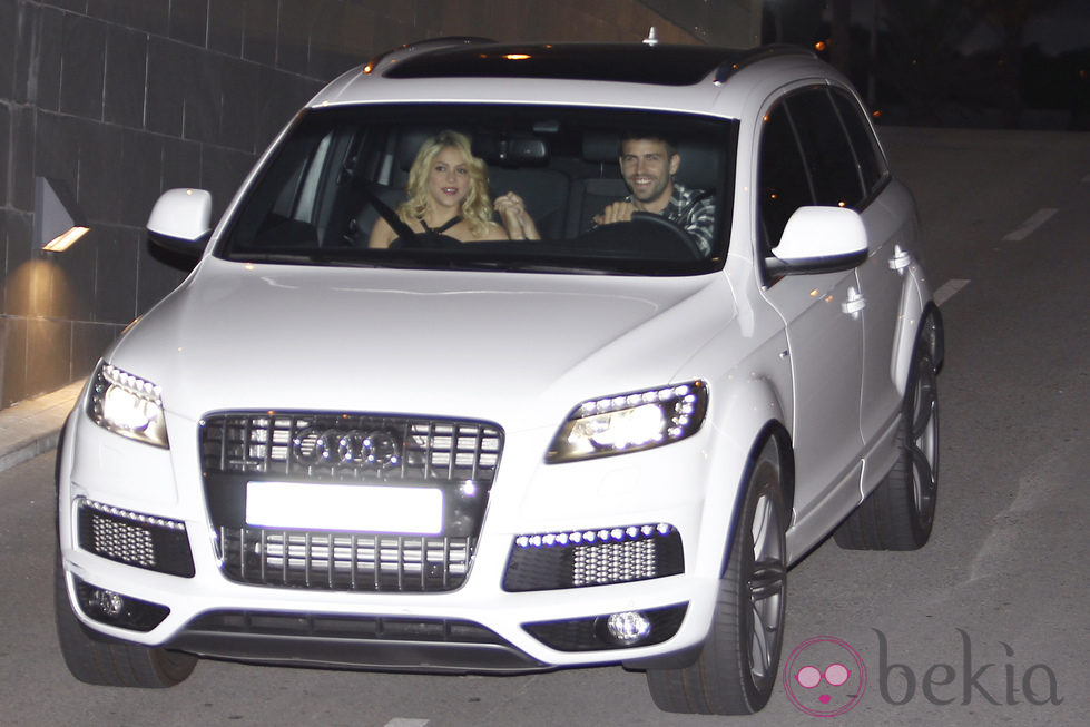 Shakira y Gerard Piqué en su  Audi Q7 