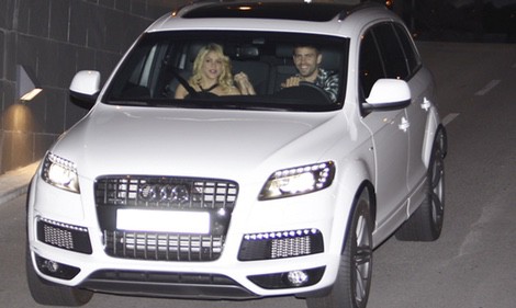 Shakira y Gerard Piqué en su  Audi Q7 