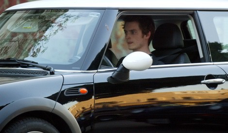 Elijah Wood conduce su Mini Cooper en Beverly Hills