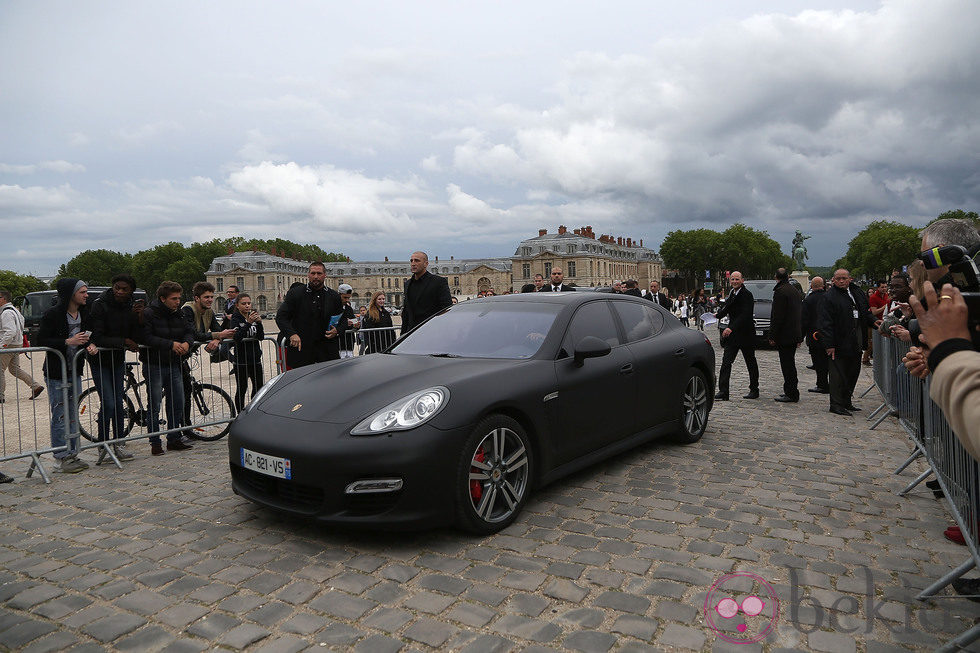 Kanye West y Kim Kardashian llegan en su  Porsche Panamera al palacio de Versalles