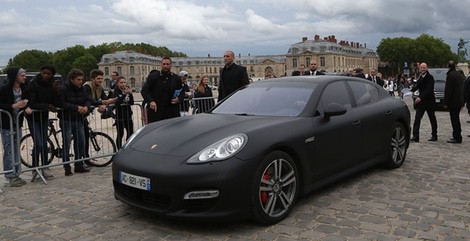 Kanye West y Kim Kardashian llegan en su  Porsche Panamera al palacio de Versalles