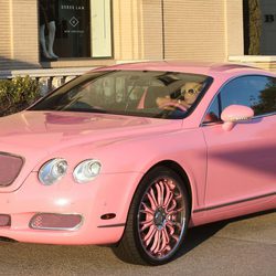 Paris Hilton conduce su Bentley Continental GT rosa en Los Angeles