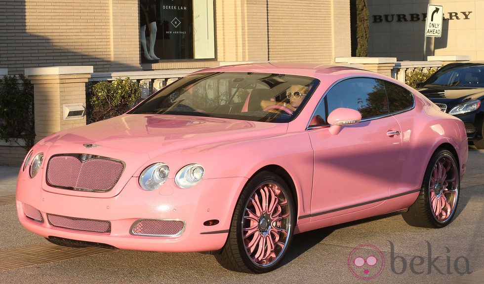 Paris Hilton conduce su Bentley Continental GT rosa en Los Angeles