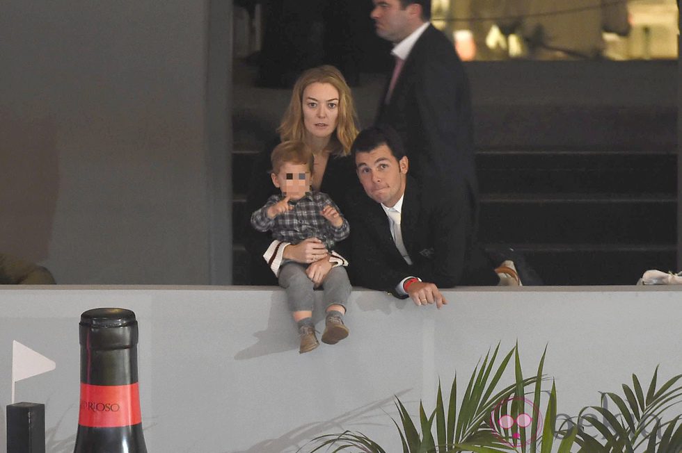 Marta Ortega y Sergio Álvarez con su hijo Amancio en la Madrid Horse Week 2014