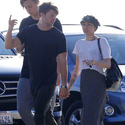 Miley Cyrus y Patrick Schwarzenegger cogidos de la mano en Malibú