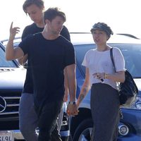 Miley Cyrus y Patrick Schwarzenegger cogidos de la mano en Malibú