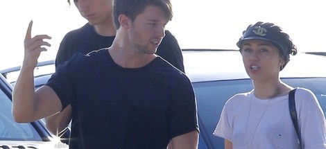 Miley Cyrus y Patrick Schwarzenegger cogidos de la mano en Malibú