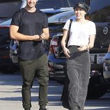 Miley Cyrus y Patrick Schwarzenegger pasean en Malibú, California