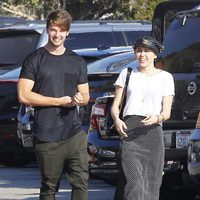 Miley Cyrus y Patrick Schwarzenegger pasean en Malibú, California