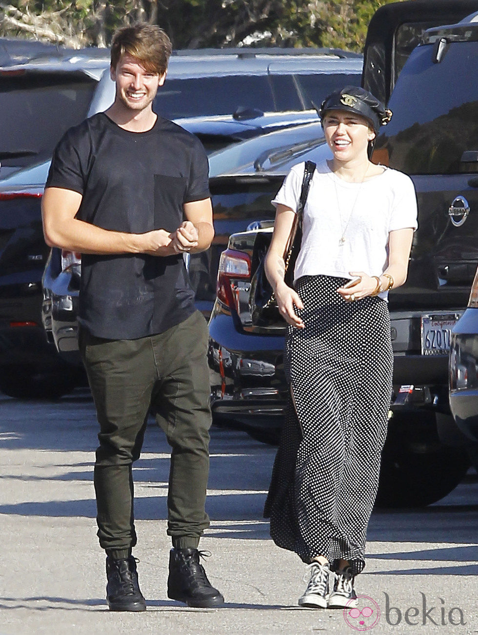 Miley Cyrus y Patrick Schwarzenegger pasean en Malibú, California