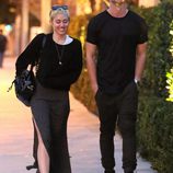 Miley Cyrus y Patrick Schwarzenegger llegan juntos al restaurante Nobu de Malibú