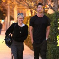 Miley Cyrus y Patrick Schwarzenegger llegan juntos al restaurante Nobu de Malibú