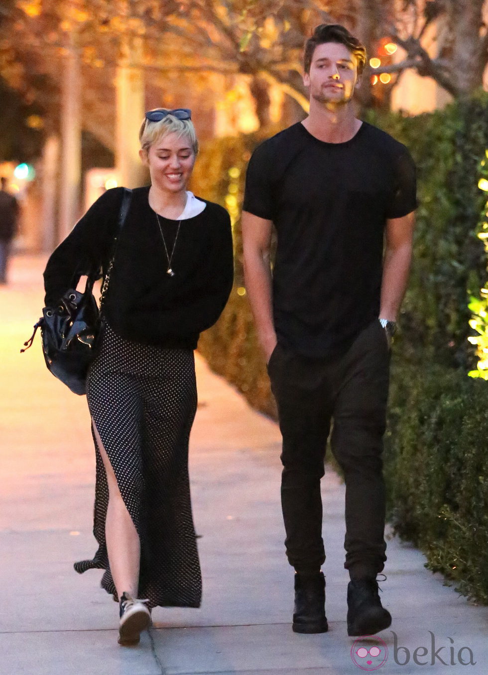 Miley Cyrus y Patrick Schwarzenegger llegan juntos al restaurante Nobu de Malibú