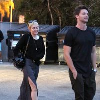 Miley Cyrus y Patrick Schwarzenegger llegan al restaurante Nobu de Malibú