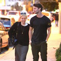 Miley Cyrus y Patrick Schwarzenegger pasean en Malibú, cerca de Los Ángeles