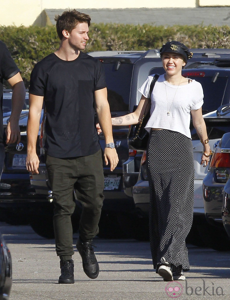 Miley Cyrus y Patrick Schwarzenegger en Malibú