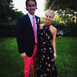 Kaley Cuoco con su marido en una boda