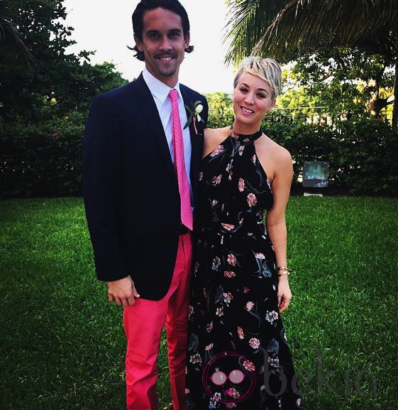 Kaley Cuoco con su marido en una boda