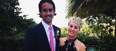 Kaley Cuoco con su marido en una boda