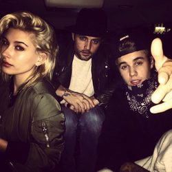 Justin Bieber y Hailey Baldwin en un coche