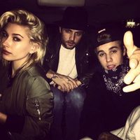 Justin Bieber y Hailey Baldwin en un coche