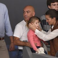 Samantha Vallejo-Nágera con Kike Sarasola y su hija Aitana en la Madrid Horse Week 2014