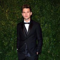 Jeremy Irvine en los Evening Standard Theatre Awards 2014