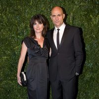 Mark Strong y Liza Marshall en los Evening Standard Theatre Awards 2014