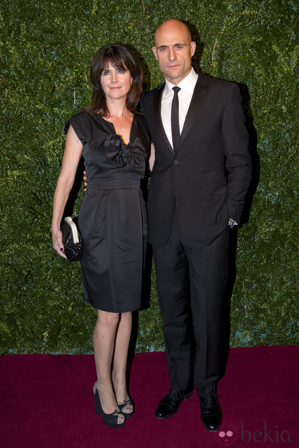 Mark Strong y Liza Marshall en los Evening Standard Theatre Awards 2014