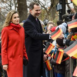 Los Reyes Felipe y Letizia saludan a los ciudadanos en su primer viaje oficial a Alemania como Reyes