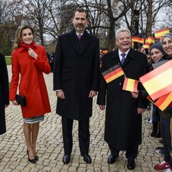 Los Reyes Felipe y Letizia con el presidente de Alemania y su esposa en su primer viaje a Berlín como Reyes