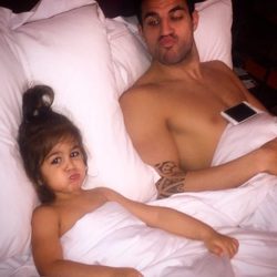 Cesc Fàbregas se divierte con su hija Lia 