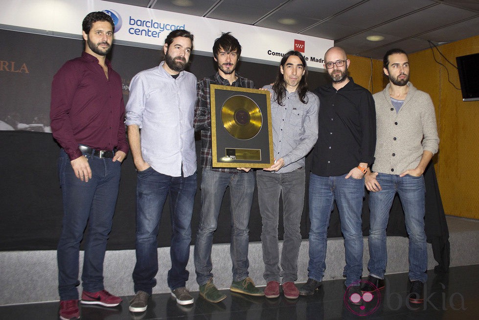 Vetusta Morla con su Disco de Oro por 'La Deriva'