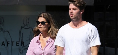 Patrick Schwarzenegger y su madre Maria Shriver en Los Ángeles