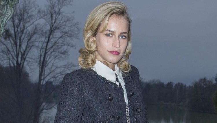 Alice Dellal en el desfile de Chanel en Salzburgo