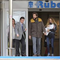 Borja Thyssen y Blanca Cuesta abandonan el hospital con su hija Kala