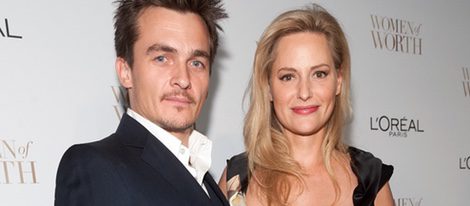 Rupert Friend y Aimee Mullins recién comprometidos