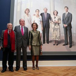 Los Reyes Juan Carlos y Sofía con Antonio López en la inauguración del cuadro 'La Familia de Juan Carlos I'