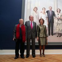 Los Reyes Juan Carlos y Sofía con Antonio López en la inauguración del cuadro 'La Familia de Juan Carlos I'